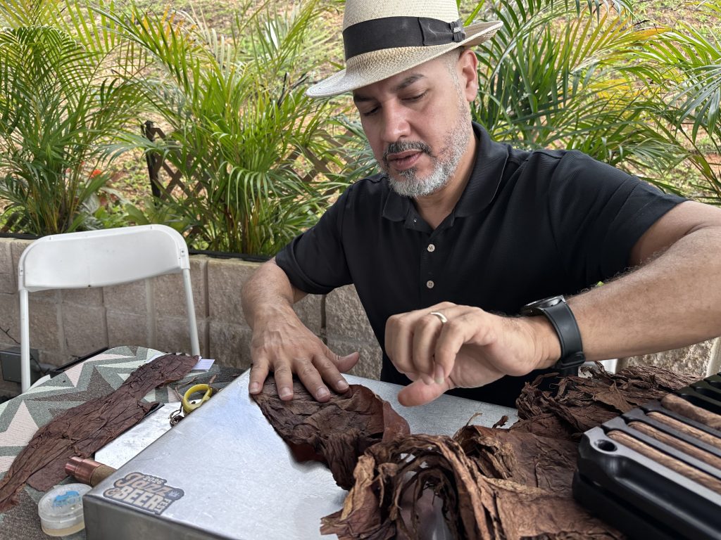 Academia de Humo cigar rolling