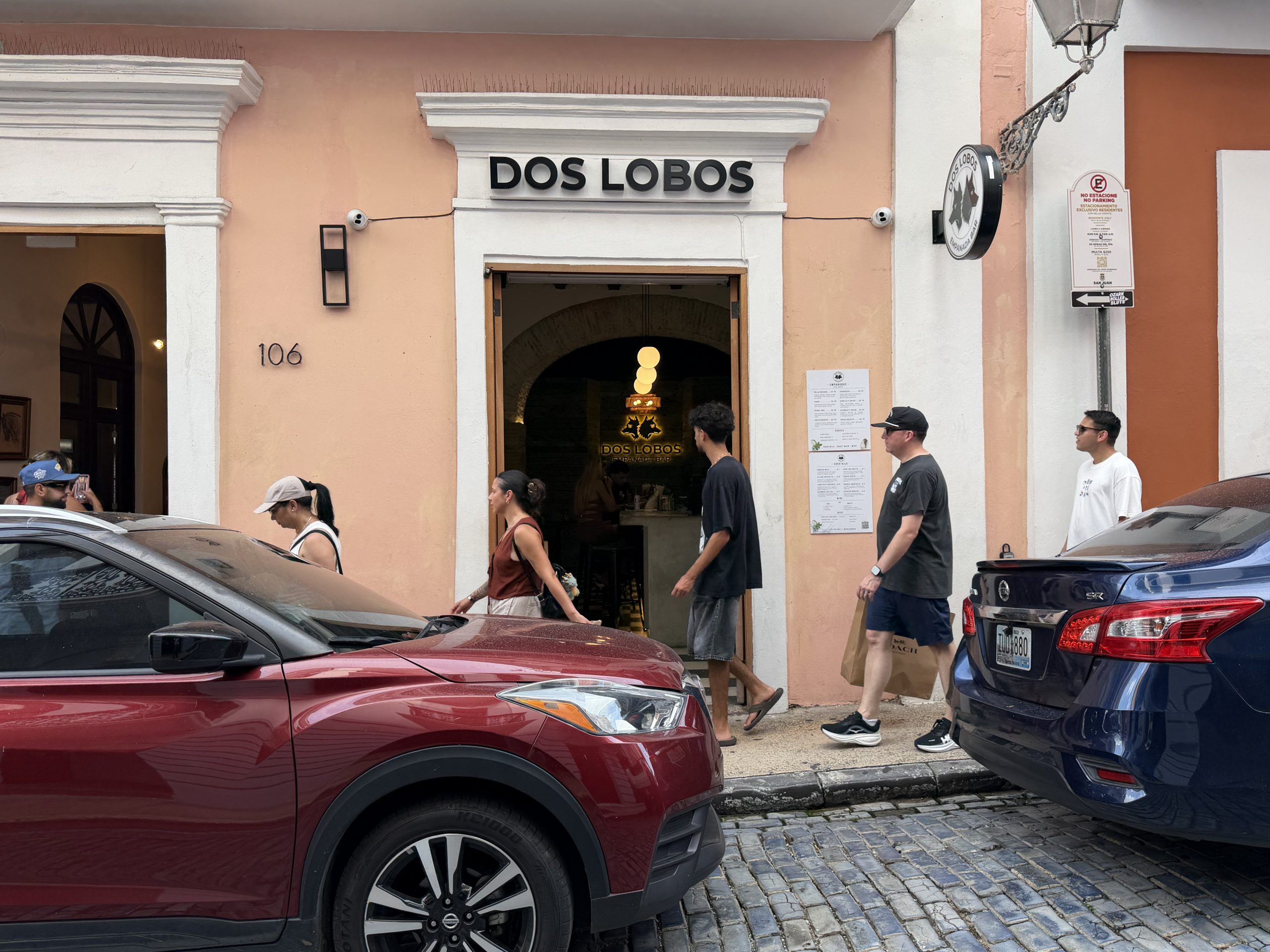 Dos Lobos Empanada Bar